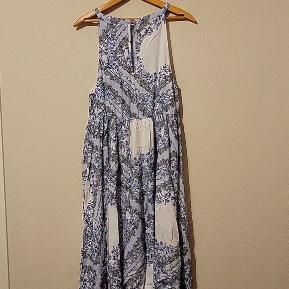 Torrid size 0 blue & white floral print maxi dress. - Picture 4 of 5
